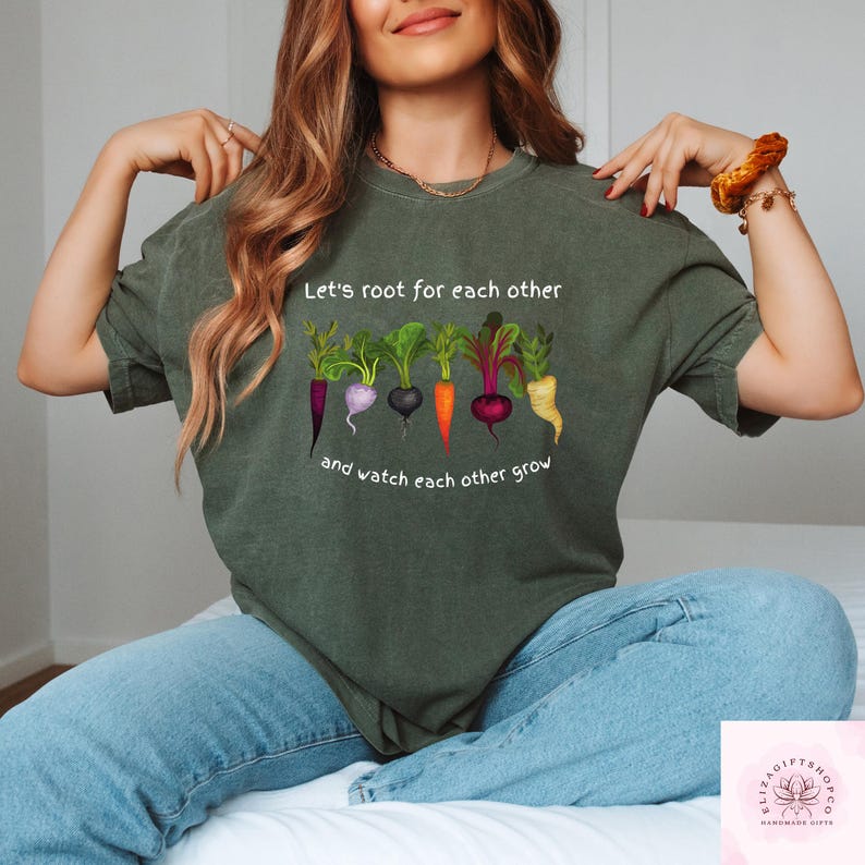 Może przedstawiać: Zielona koszulka z białym nadrukiem warzyw i tekstem "Let's root for each other and watch each other grow."