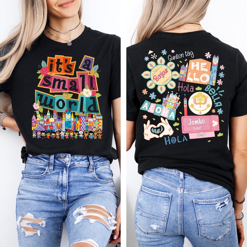 K&ouml;nnte beinhalten: Schwarzes T-Shirt mit dem Schriftzug "it's a small world" in bunten Buchstaben und einer skurrilen Illustration einer Stadtlandschaft und verschiedener Figuren. Auf der R&uuml;ckseite befinden sich verschiedene Gr&uuml;&szlig;e und ein Ticket.