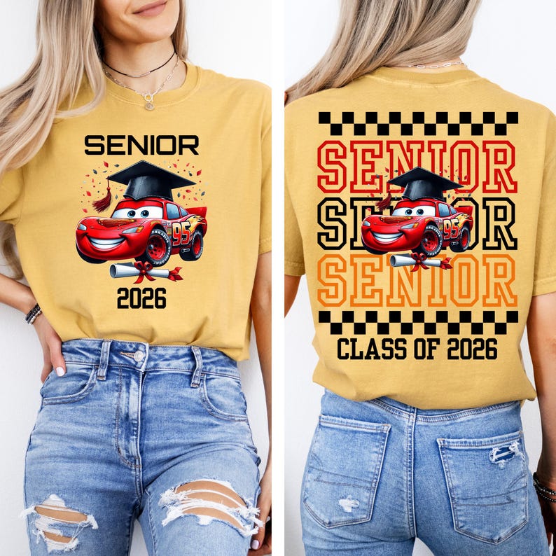 Puede incluir: Camiseta amarilla mostaza con un coche de carreras de dibujos animados rojo con birrete, la palabra "SENIOR" y el a&ntilde;o "2026". La parte trasera de la camiseta repite el dise&ntilde;o con el texto "CLASS OF 2026".