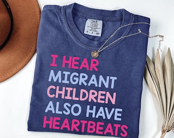 Comfort Colors® „Auch Migrantenkinder haben Herzschläge“-Shirt, Einwanderer-T-Shirt, Protest-Shirt, Shirt gegen illegale Einwanderung