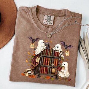 Comfort Colors® Spookboeklezer T-shirt, Halloween Bibliotheek T-shirt, Halloween Leesshirt, Cadeau voor Boekenliefhebber