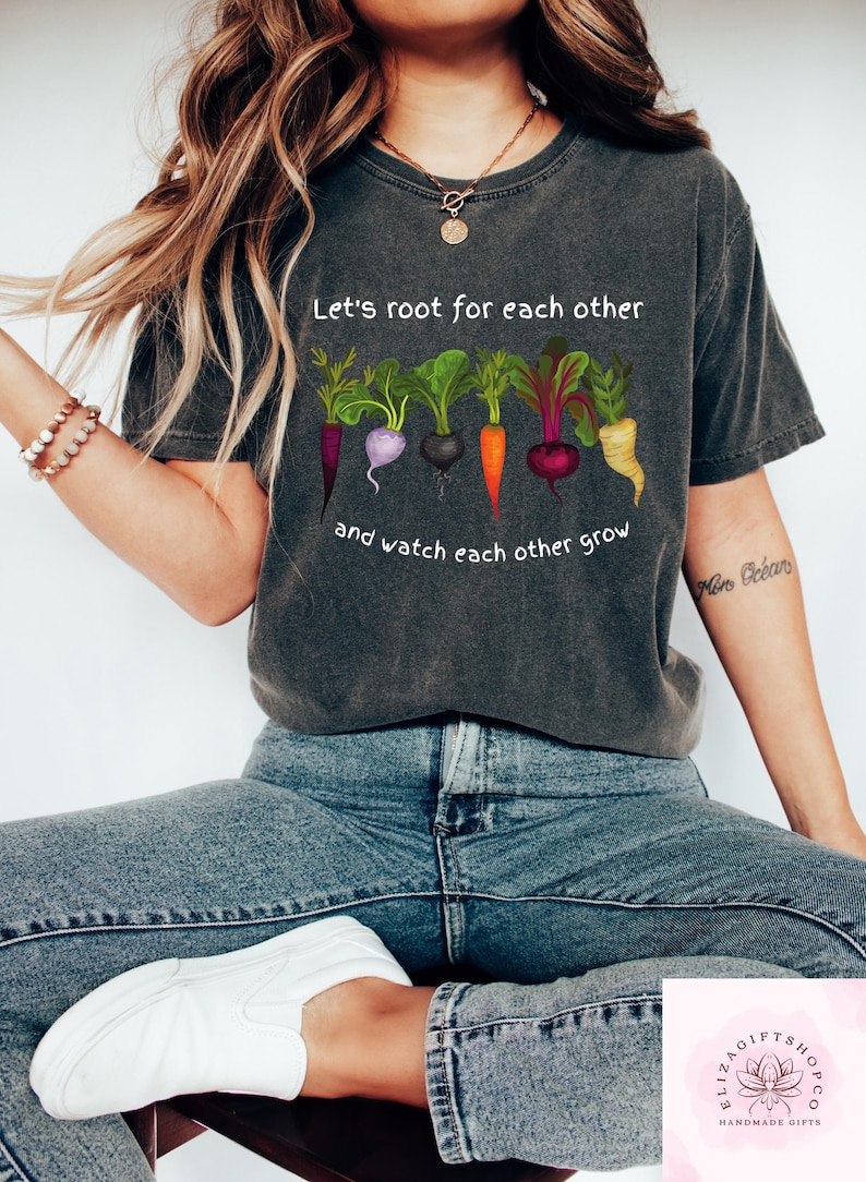 Może przedstawiać: Szary t-shirt z białym nadrukiem warzyw i tekstem "Let's root for each other and watch each other grow".