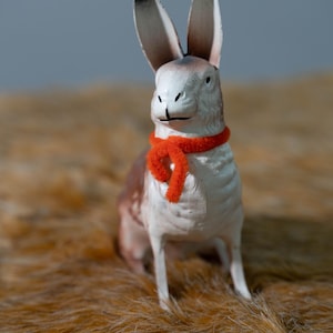 Contenedor de dulces de conejo de Pascua alemán antiguo de papel maché – Decoración de conejo vintage – Regalo de Pascua coleccionable