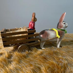 Antiguo contenedor de dulces de conejo de Pascua alemán de papel maché que tira de un carro de madera – Decoración de conejo vintage – Regalo de Pascua coleccionable