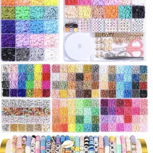 Puede incluir: Un kit de manualidades con cuentas de colores, cuentas de caritas sonrientes, cuentas de letras y suministros para hacer pulseras. El kit incluye una variedad de colores y formas, con pulseras terminadas en la parte inferior. Las pulseras tienen palabras como "HAPPY" y "MOMENT".