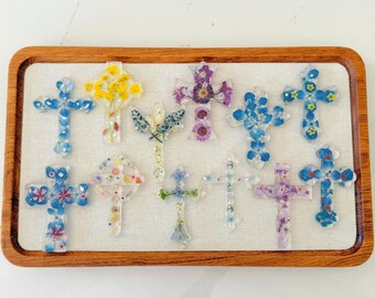 Llavero con cruz de resina con flores prensadas / Llavero con cruz floral hecho a mano / Regalo cristiano, regalo de bautismo, joyería de fe, regalo para ella, regalo para llave de coche