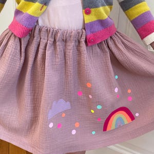 Falda de muselina infantil para niñas con aplique de arcoíris, color rosa, perfecta como regalo para Pascua, vuelta al cole, cumpleaños, verano o primavera.