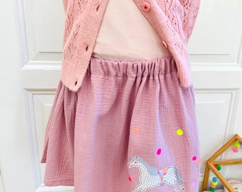 Kinder Rock aus Musselin für Mädchen mit Pferde Applikation rosa Pony Geschenk Ostern Schulanfang Geburtstag Sommerrock Frühling Einschulung