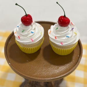 Fake Vanilla Cupcakes: Faux Dessert, Kitchen Decor - Photo Prop