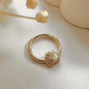Aro de concha marina de oro macizo de 14 quilates con cierre de clic: delicado piercing de concha para cartílago, hélix, caracola y trago. Joyería playera de oro auténtico.