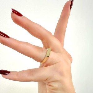 Anillo de sello de oro macizo de 14 quilates para mujer - Anillo de sello con letra hecho a mano - Anillo minimalista - Anillo de meñique con nombre personalizado - Anillo para uso diario - Regalo de San Valentín