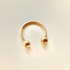 Piercing de hélice en forma de herradura de oro macizo de 14 quilates – Delicado pendiente Daith de oro – Aro nasal de dos bolas – Piercing moderno para ceja