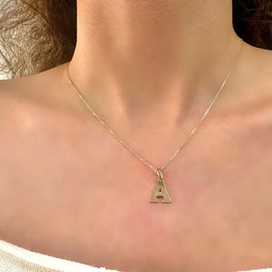 Collar con letras de oro macizo de 14 k: delicado dije de alfabeto hecho a mano para collar, dije de inicial de pareja, collar minimalista con una sola letra