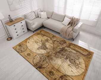 Puede incluir: Una alfombra rectangular con un diseño de mapa del mundo vintage en tonos marrones y beige. La alfombra está colocada sobre un suelo de madera clara en un salón, con un sofá blanco y una cómoda en el fondo.