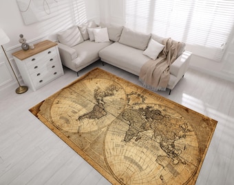 Puede incluir: Una alfombra rectangular con un diseño de mapa del mundo vintage en tonos marrón y beige. La alfombra muestra una cartografía detallada de continentes y océanos, agregando un toque clásico a la decoración de la sala de estar.
