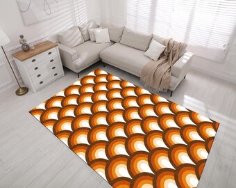 Puede incluir: Una alfombra rectangular con un diseño retro. La alfombra presenta un patrón repetitivo de formas semicirculares superpuestas en tonos marrón, naranja y blanco. La alfombra está colocada sobre un suelo de madera clara en un salón.