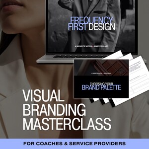 Può includere: Immagine che promuove una masterclass di branding visivo per coach e fornitori di servizi. L'immagine presenta un laptop che mostra "Frequency First Design" e un quaderno di lavoro intitolato "Choosing Your Brand Palette."