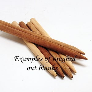 Twee semi-zelfgemaakte houten haarsticks