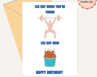 Könnte beinhalten: Eine weiße Grußkarte mit dem Text "LEG DAY WHEN YOU'RE YOUNG" und "LEG DAY NOW" in Blau. Die Karte zeigt Illustrationen einer Person, die Gewichte hebt, und einen Eimer mit frittiertem Hähnchen. Der Text "HAPPY BIRTHDAY!" ist ebenfalls enthalten.