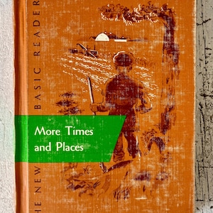 Könnte beinhalten: Ein Vintage-Buch mit dem Titel "More Times and Places" mit einer Illustration einer Person, die einen Stock hält und einer Landschaft mit einem Baum und einem Gebäude zugewandt ist. Das Buch hat einen orangefarbenen Einband mit grünem Text.