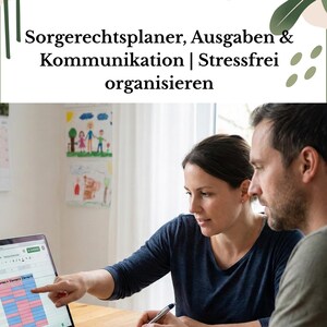 Op de afbeelding: Een set van drie keramische mokken met een gespikkelde, matte afwerking. De mokken zijn in tinten crème, lichtgrijs en donkergrijs. Elke mok heeft een eenvoudig, modern ontwerp en een comfortabel handvat.