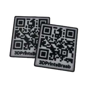 Könnte beinhalten: Zwei weiße quadratische Aufkleber mit schwarzen QR-Codes und dem aufgedruckten Text "3DPrintsBraab".