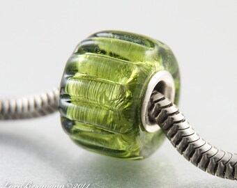 Olijfgroene glazen bedelkraal, handgemaakt lampwork, metallic, geribbelde textuur