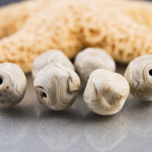 Perles de verre faites main au chalumeau, pépite bio, galets de plage gravés à l'eau-forte