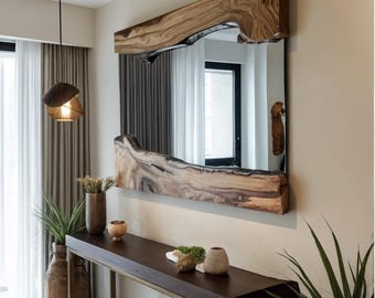 Espejo artesanal de madera con borde natural: Marco asimétrico de madera natural.