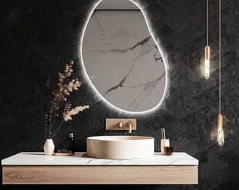 Asymmetrischer LED Badezimmer Spiegel: Moderner hinterleuchteter Kosmetikspiegel