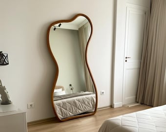 Gewellter Ganzkörperspiegel aus Holz: Asymmetrischer Standspiegel