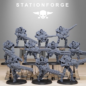 Puede incluir: Una colección de figuras de robots en miniatura grises, cada una sosteniendo un arma grande. Las figuras están dispuestas sobre soportes transparentes, con la palabra "STATIONFORGE" y un logotipo de calavera en la parte superior. Las figuras tienen armaduras detalladas y características mecánicas.