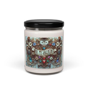 Pode incluir: Um frasco de vidro para velas com tampa preta e um rótulo branco. O rótulo apresenta um design colorido de flores, corações e joias com o texto "BE MY VALENTINE".