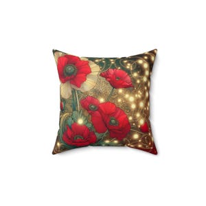Puede incluir: Una almohada decorativa con un diseño de flores de amapola roja sobre un fondo dorado. La almohada presenta un patrón floral con amapolas rojas y detalles dorados.