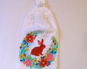 « Serviette suspendue lapin, serviette suspendue fleurs, fournitures de cuisine, ferme rétro, cadeau d'hôtesse, fait main » par NormasTreasures