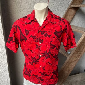 Hawaiian 1970s vintage hibiscus Aloha shirt - bright red gold trim size large