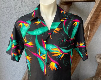 1980s vintage Hawaiian shirt black with floral print - size large