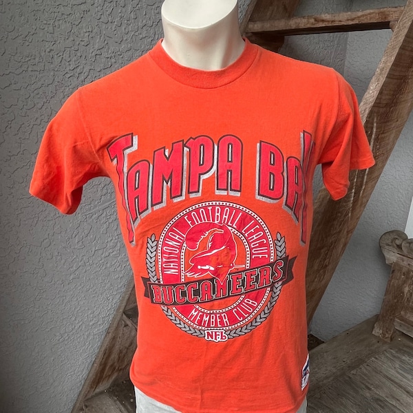 Tampa Bay Buccaneers 1980s vintage t-shirt - creamsicle orange and white size medium