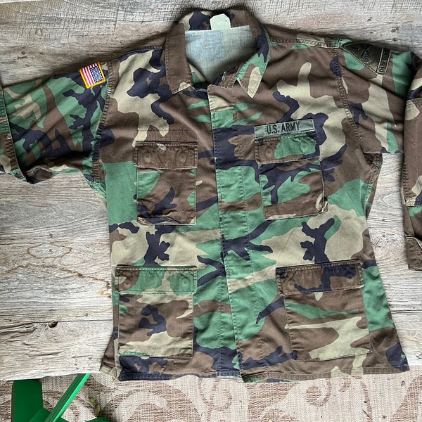 US Army 1980s vintage Camouflage military jacket- size large