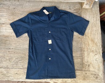 Vintage 1970s deadstock short sleeve polka dotted collared shirt - blue size small 14.5