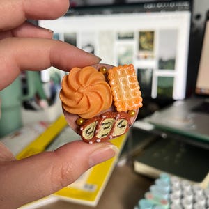 Baked goods phone grip