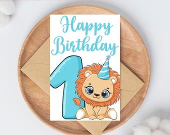 Peut inclure: Carte d'anniversaire avec l'inscription "Happy Birthday" en écriture bleu clair. La carte présente un lion de dessin animé portant un chapeau de fête à côté du chiffre 1 bleu. La carte est sur une assiette en bois avec une enveloppe marron.