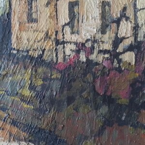 Puede incluir: Pintura abstracta con una superficie texturizada. La pintura presenta un edificio con ventanas y un primer plano oscuro con pinceladas de marr&oacute;n, verde y rojo.