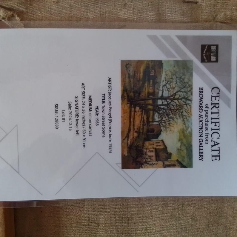 Puede incluir: Certificado de compra de Broward Auction Gallery para una pintura al &oacute;leo sobre lienzo titulada "Escena de calle de la ciudad" de Jacques Pergel, un artista franc&eacute;s nacido en 1924. La pintura representa una escena de calle de la ciudad con edificios y &aacute;rboles en un paisaje. La pintura mide 60 x 91 cm.