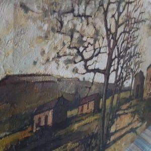 Puede incluir: Una pintura de un paisaje rural con un grupo de casas y un gran &aacute;rbol en primer plano. El cielo es de un gris apagado con toques de amarillo y las casas est&aacute;n pintadas en tonos marrones y beige.