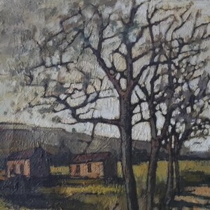 Puede incluir: Una pintura de un paisaje rural con dos peque&ntilde;as casas en la distancia. Las casas est&aacute;n pintadas en tonos marrones y amarillos. En primer plano, un grupo de &aacute;rboles desnudos con ramas oscuras contra un cielo nublado.
