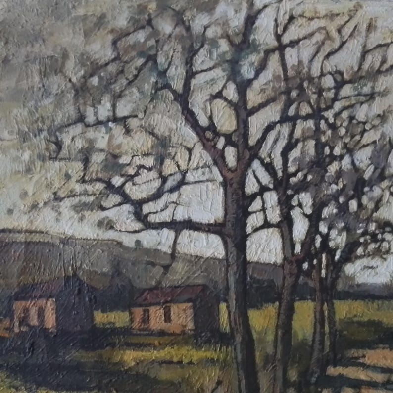 Puede incluir: Una pintura de un paisaje rural con dos peque&ntilde;as casas en la distancia. Las casas est&aacute;n pintadas en tonos marrones y amarillos. En primer plano, un grupo de &aacute;rboles desnudos con ramas oscuras contra un cielo nublado.