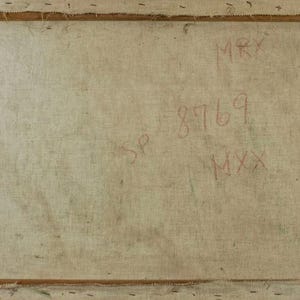 Puede incluir: La parte posterior de un lienzo de pintura con texto escrito a mano en rojo que dice "MRX", "SP 8769" y "MXX".