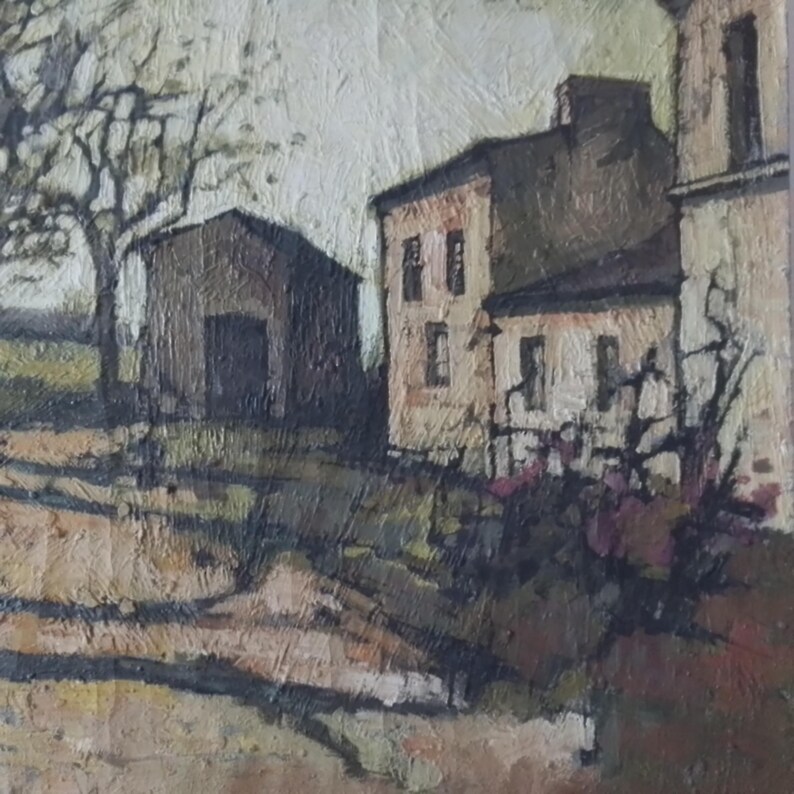 Puede incluir: Una pintura que representa una escena rural con una casa de dos pisos, un edificio m&aacute;s peque&ntilde;o y un &aacute;rbol en primer plano. La casa est&aacute; pintada en tonos beige y marr&oacute;n, con un techo oscuro. El edificio m&aacute;s peque&ntilde;o est&aacute; pintado en tonos marr&oacute;n y gris. El &aacute;rbol est&aacute; pintado en tonos marr&oacute;n y verde. El fondo est&aacute; pintado en tonos gris y azul.