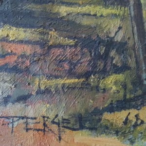 Puede incluir: Un primer plano de una pintura con un estilo abstracto y texturado. La pintura presenta una variedad de colores, incluyendo marr&oacute;n, verde, amarillo y naranja. La firma del artista es visible en la esquina inferior derecha de la pintura.